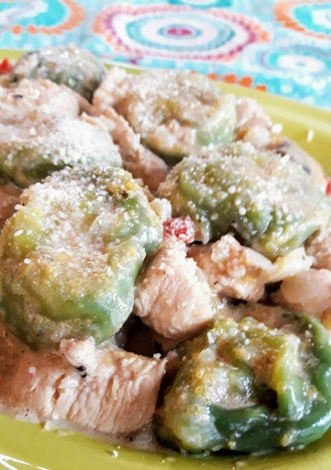 Una foto de Tortellini de verdura frescos con salsa de pollo