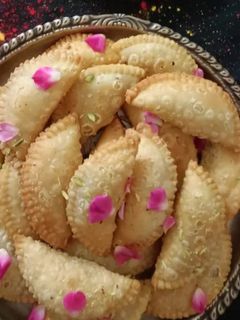 मावा गुजिया (Mava Gujiya recipe in Hindi) रेसिपी मुख्य फोटो