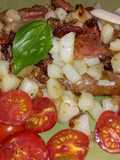 Salchicha de cerdo con patata, tomates cherry y bocadillo de queso