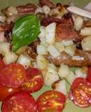 Salchicha de cerdo con patata, tomates cherry y bocadillo de queso