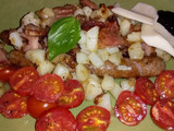 Salchicha de cerdo con patata, tomates cherry y bocadillo de queso