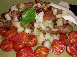 Una foto de Salchicha de cerdo con patata, tomates cherry y bocadillo de queso