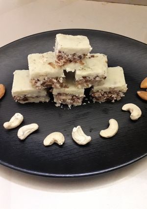 खोवा ओर खजूर की बर्फी (Khoya aur khajoor ki barfi recipe in Hindi) रेसिपी मुख्य फोटो