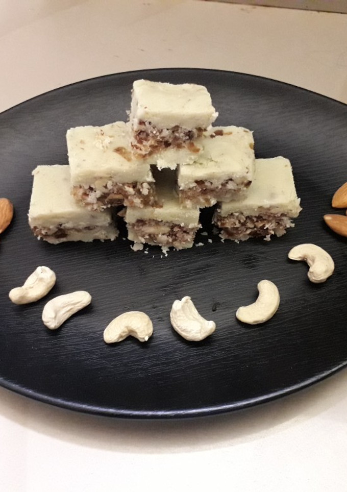खोवा ओर खजूर की बर्फी (Khoya aur khajoor ki barfi recipe in Hindi) रेसिपी मुख्य फोटो