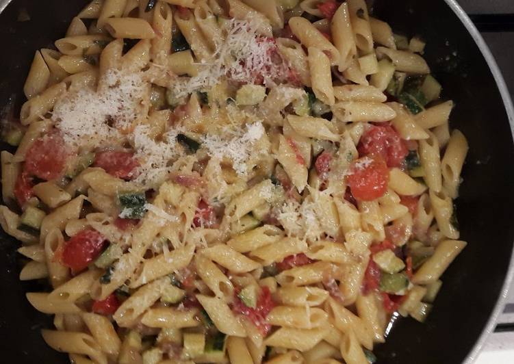 Pennette con zucchine genovesi e pomodorini di Pachino