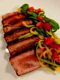 Filetto di tonno ai semi di sesamo con verdure croccanti