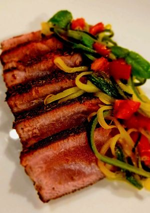 Foto di Filetto di tonno ai semi di sesamo con verdure croccanti