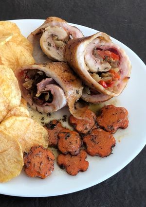 Una foto de Matambrito de cerdo relleno con chips de papa y zanahoria a las hierbas