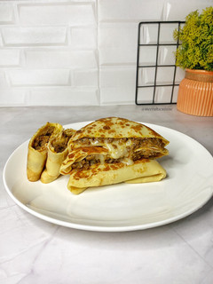 A picture of Cheesy beef crepes.