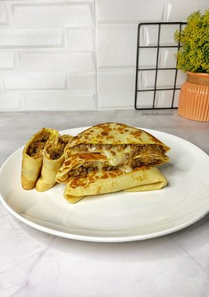 A picture of Cheesy beef crepes.