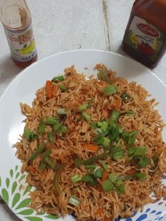 સેઝવાન ફ્રાઈડ રાઈસ (Schezwan Fried Rice Recipe In Gujarati) રેસીપી મુખ્ય ફોટો