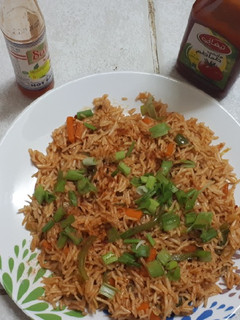 સેઝવાન ફ્રાઈડ રાઈસ (Schezwan Fried Rice Recipe In Gujarati) રેસીપી મુખ્ય ફોટો