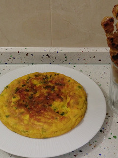 Una foto de Tortilla de langostinos con pinchitos