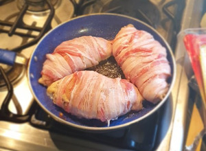 Una foto de Pechuga de pollo rellena de quesos envuelta en tocino keto