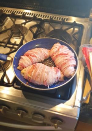 Una foto de Pechuga de pollo rellena de quesos envuelta en tocino keto