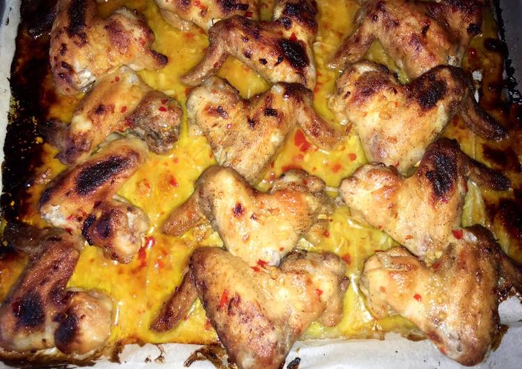 Vajas-fokhagymás édes chilis sült csirkeszárny
