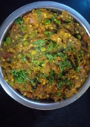 मटर बैंगन भरता (matar baingan bharta recipe in Hindi) रेसिपी मुख्य फोटो