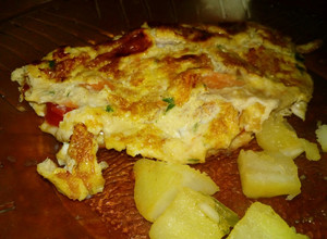 Una foto de Omelette fácil con huevos, zanahoria y perejil