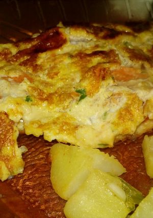 Una foto de Omelette fácil con huevos, zanahoria y perejil