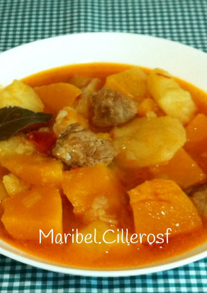 Una foto de Guiso de calabaza con carne y patatas