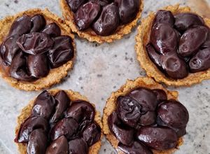 Une photo de Tartelettes quetsches à la farine de souchet et de lupin