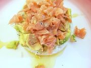 Una foto di salmone e avocado
