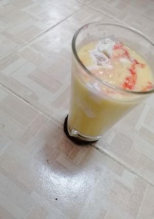 A picture of Mango saffron milkshake.