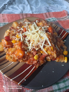 Una foto de Guiso de arroz con carne y chorizo colorado