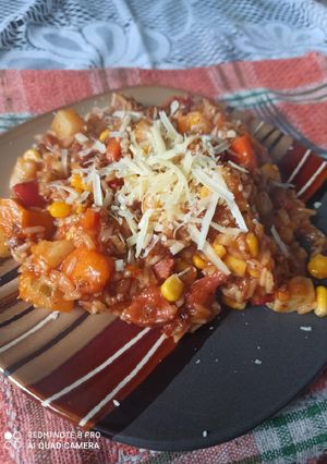 Una foto de Guiso de arroz con carne y chorizo colorado