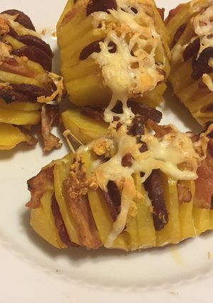 O poză a rețetei Cartofi la cuptor cu cârnați, bacon, cașcaval și mujdei.