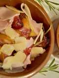 Gebackene Rosmarin-Pflaumen und -Pfirsiche