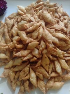 खारी शंकरपाळी (khare shankarpale recipe in marathi) रेसिपी चे मुख्य फोटो