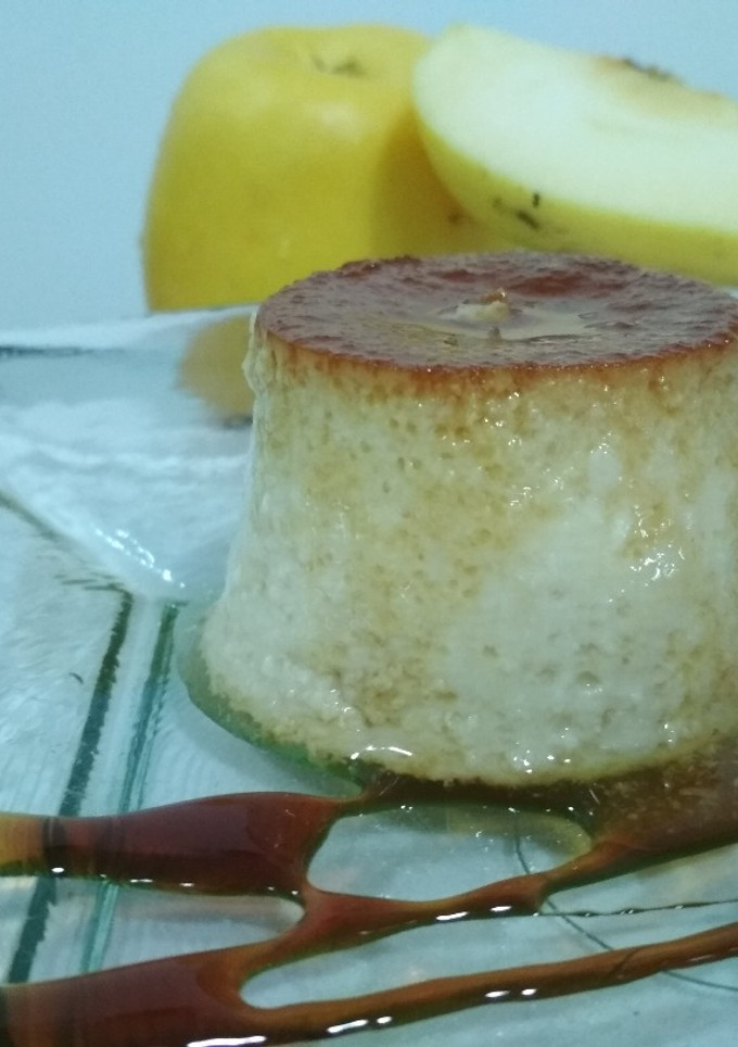 Una foto de Flan de huevo con manzana