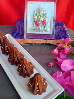 ચોકલેટ કોકોનટ મોદક (Chocolate Coconut Modak Recipe In Gujarati) રેસીપી મુખ્ય ફોટો
