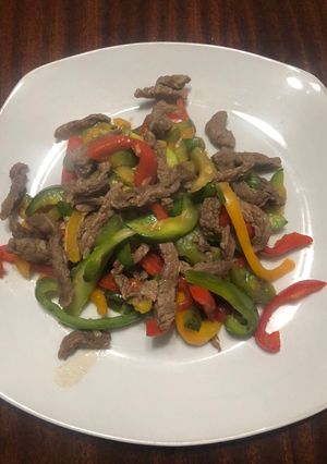 Una foto de Wok de verduras con carne
