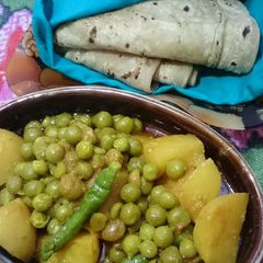 A picture of Aloo Matar.