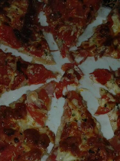 Una foto de Pizza de jamón serrano