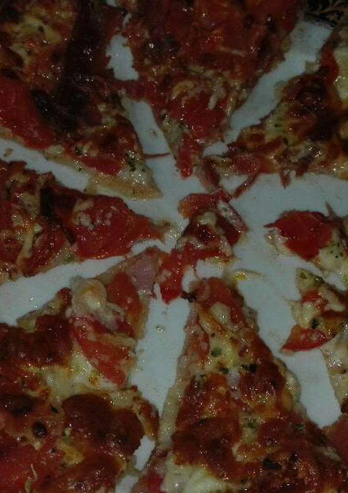 Una foto de Pizza de jamón serrano