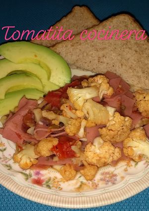 Una foto de Coliflor a la mexicana con pastel pimiento