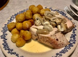 Una foto de Pollo al champiñón con papas noisette