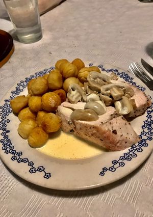 Una foto de Pollo al champiñón con papas noisette