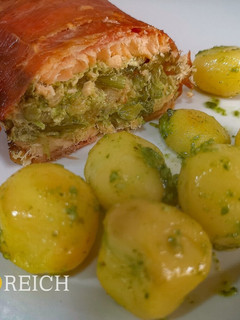 Una foto de Pastel de salmón con pesto de espinacas y patatas a la menta
