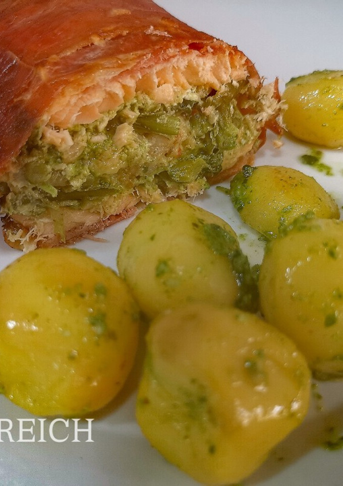 Una foto de Pastel de salmón con pesto de espinacas y patatas a la menta
