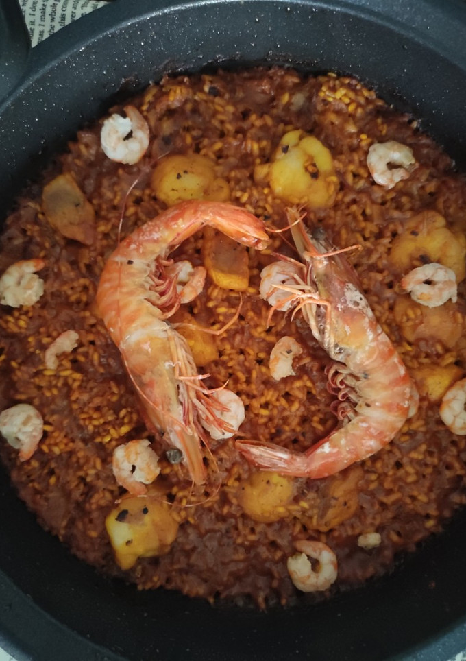 Una foto de Arroz con Rape y Langostino Tigre a la Paella Terminado en el Horno
