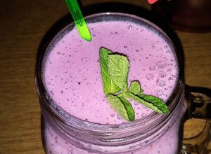 Una foto de Smoothie de berries 🍇🍓