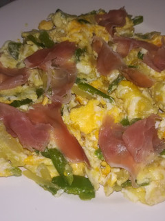 Una foto de Huevos revueltos con cebollitas tiernas, pimiento y ajo