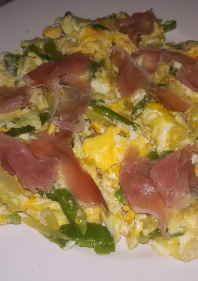 Una foto de Huevos revueltos con cebollitas tiernas, pimiento y ajo