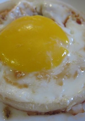 夾漢堡的好伙伴－洋蔥圈太陽蛋 的食譜成品照片