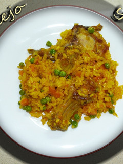 Una foto de Paella de arroz con conejo y verduras