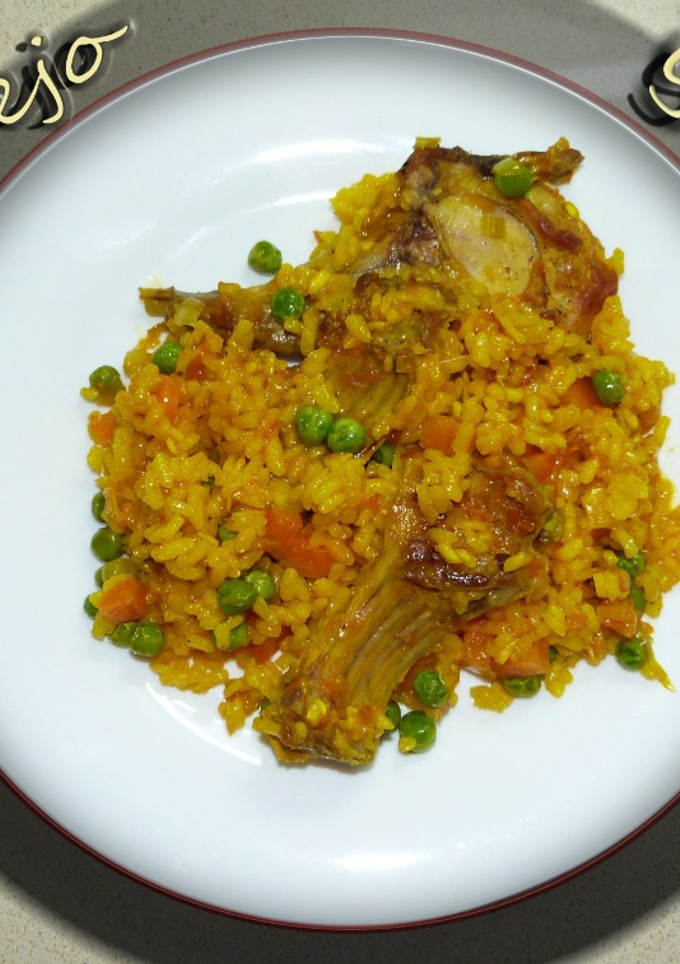 Una foto de Paella de arroz con conejo y verduras